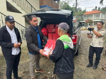 Luis Valdez entrega cajas navideñas a familias vulnerables de Jarabacoa