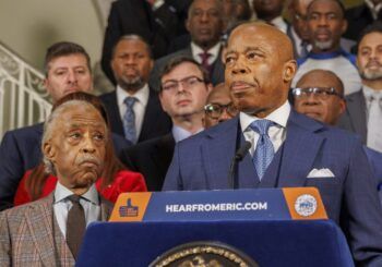 Eric Adams dispuesto a cooperar para deportar a inmigrantes con delitos