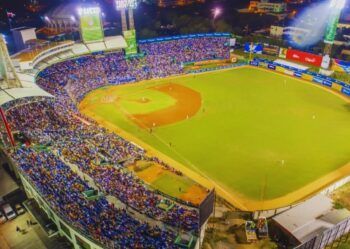 Muere fanática en el Quisqueya durante partido de Águilas y Licey
