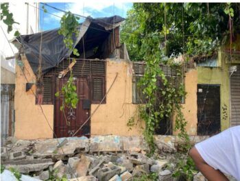 Derrumbe de una pared deja una niña muerta y dos con heridas de gravedad en Villa Juana