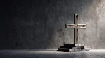 Hombre es condenado a 7 años de cárcel por pisotear una cruz en Rusia