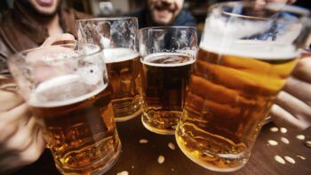 El consumo elevado de cerveza puede sobrecargar los riñones