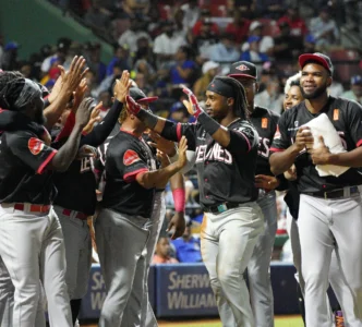 Leones dominaron 8-1 al Licey
