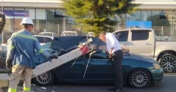 Hombre sale ileso de milagro tras caer poste de electricidad sobre su vehículo