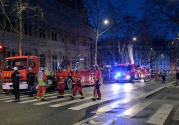 Incendio arrasa campanario de ayuntamiento de distrito en París