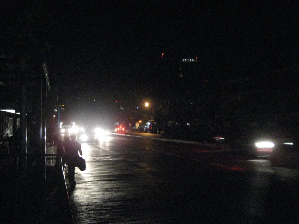 Barrios de la capital sin luz, sin agua y con basura