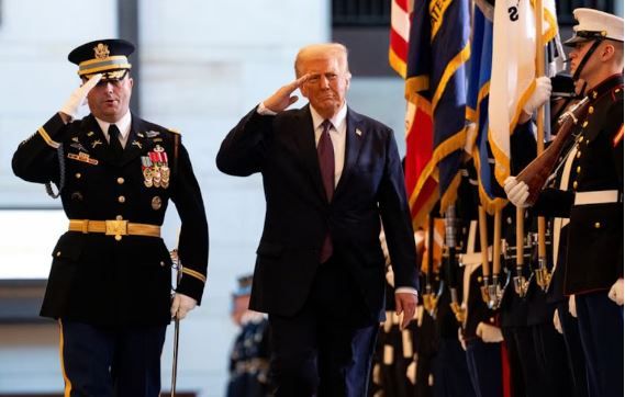 Trump prohíbe a personas transgénero servir en Ejército de EE.UU.