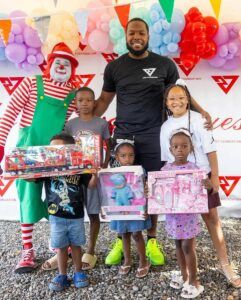 Vladimir Guerrero jr. regala juguetes y equipos deportivos a niños de Nizao