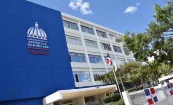 El Ministerio de Trabajo de la República Dominicana emitió la Resolución núm. 10-2025, instruyendo medidas laborales ante el paso de la tormenta tropical Melissa, que afecta al país en octubre de 2025.