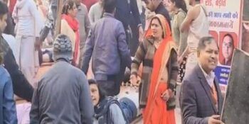 Cinco muertos y 40 heridos al derrumbarse una plataforma en un acto religioso en India