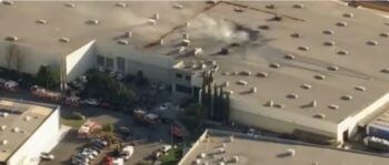 Al menos 2 muertos y 18 heridos al estrellarse una avioneta contra un almacén en California