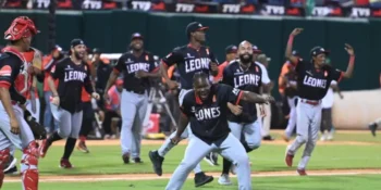 Leones se colocan a un paso de la final