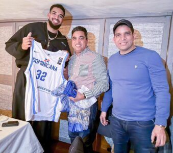 Kelvin Cruz y la súper estrella de la NBA Karl Anthony Town comparten en New York