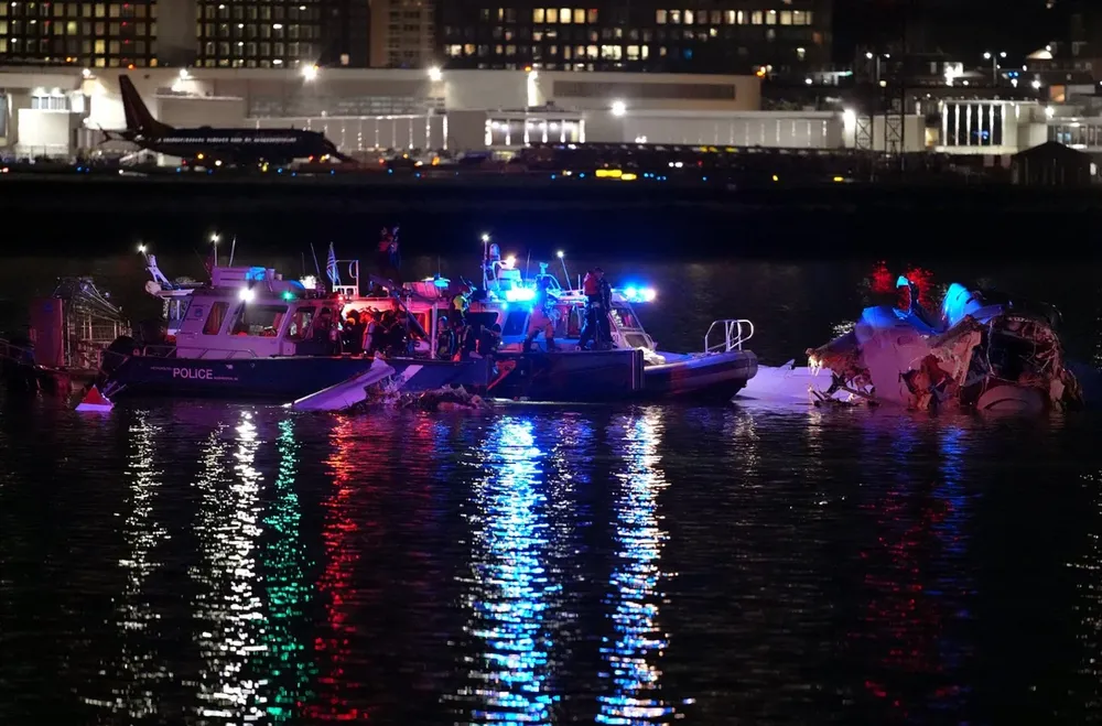 Recuperan 18 cuerpos del río tras el choque entre un avión y un helicóptero en Washington