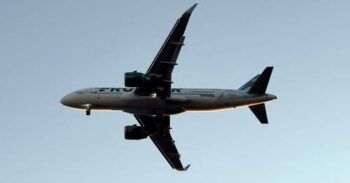 Hombre intenta romper la ventana de un avión en pleno vuelo