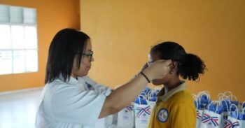 INABIE entrega lentes a estudiantes con afecciones visuales en Santiago