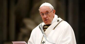 El papa Francisco sigue en estado crítico
