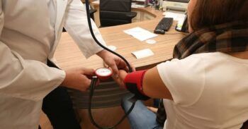 Inmigrantes dejan de asistir a citas médicas por temor a ser detenidos en operativos migratorios