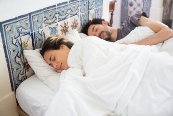 El método escandinavo que cambia la forma de dormir en pareja