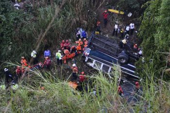 Suben a 51 los muertos en accidente de un autobús en Guatemala