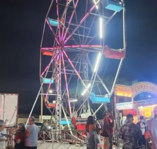 Caen dos jóvenes de un juego mecánico en Mao