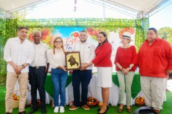 En Festival del Tomate: Reconocen a Hecmilio Galván por sus aportes agricultura