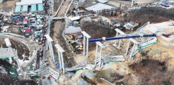 Mueren cuatro trabajadores tras desplomarse un puente en Corea del Sur