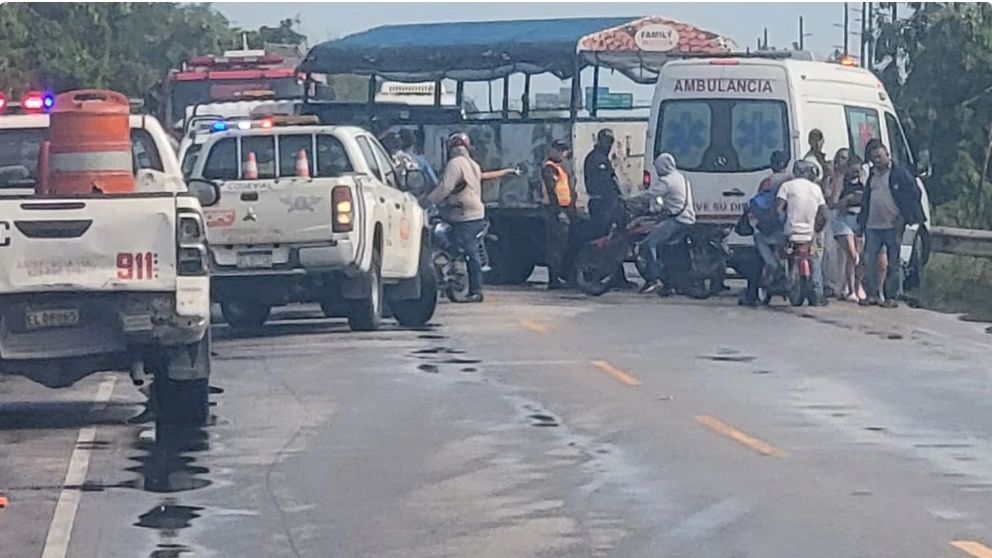 Varios turistas heridos tras volcarse camión en Boulevard Turístico del Este