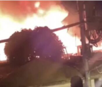 Incendio afecta varios talleres de ebanistería en Los Tres Brazos