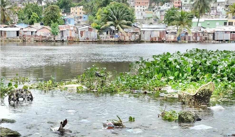 Hallan cuerpo envuelto en sábana en el río Ozama