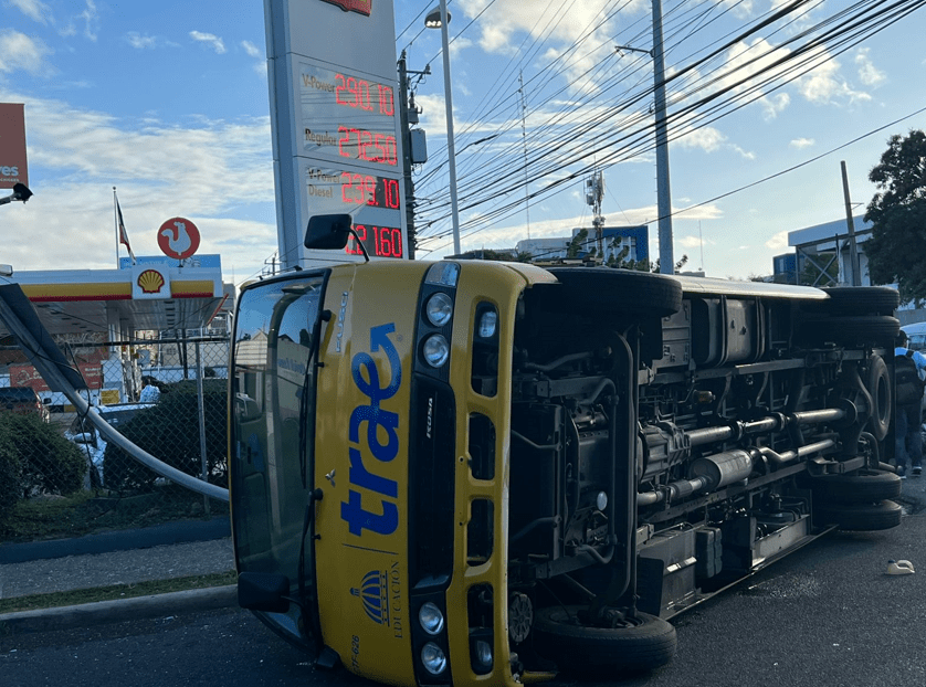 Se accidenta guagua del TRAE en el Centro de los Héroes