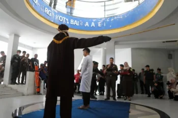 Dos homosexuales son azotados públicamente en Indonesia