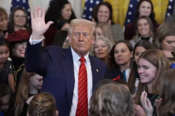 Trump firma orden para excluir a transgénero de deportes femeninos 