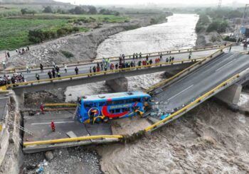Dos muertos y 30 heridos tras tras colapso de puente en Perú 
