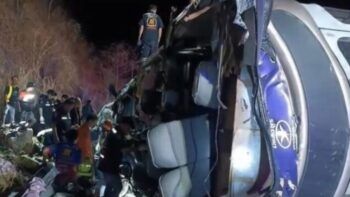 Mueren 18 personas al caer autobús en barranco en Tailandia 