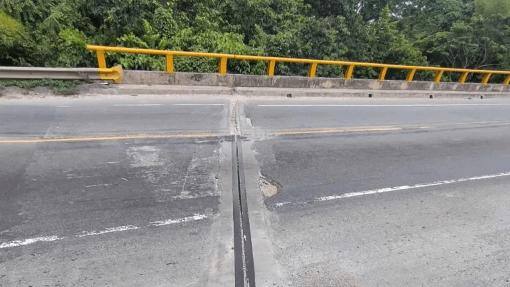 Cierran puente sobre río Cachón por reparación