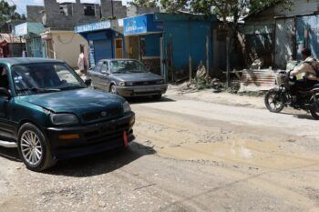 Jóvenes «consumen droga» a la vista de todos en  Los Alcarrizos