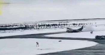 Avión se vuelca en Siberia tras falla en el tren de aterrizaje