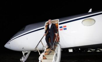 Abinader regresó en la madrugada desde Uruguay