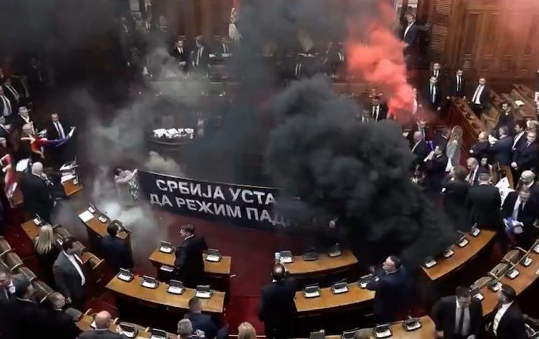 Caos en el Parlamento serbio