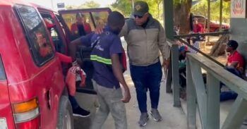 Detienen a dos dominicanos que transportaba haitianos ilegales en Valverde y Azua