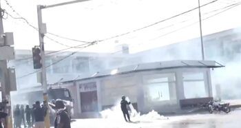 Continúan lanzando bombas lacrimógenas y agua contra manifestantes en Friusa