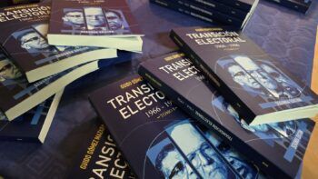 Libro Transición electoral 1966-1996 puesto a circular a casa llena en Madrid