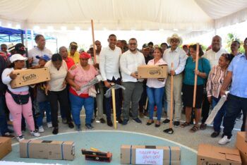 Mujeres dominicanas alimentan familias gracias a la avicultura familiar