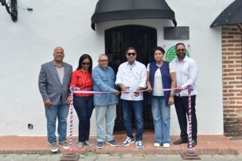 Kelvin Cruz entrega remozadas las oficinas de la ACD