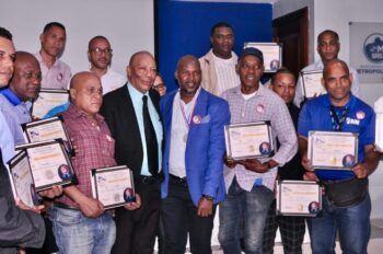 Reconocen trayectoria de 35 reporteros gráficos de televisión.