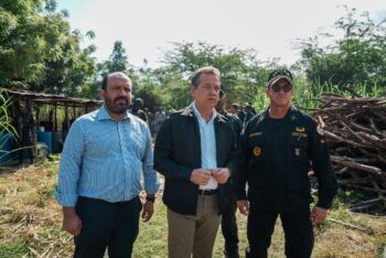 Ministro Ito Bisonó encabeza junto al CECCOM operativo que desmantela fábrica clandestina de alcohol