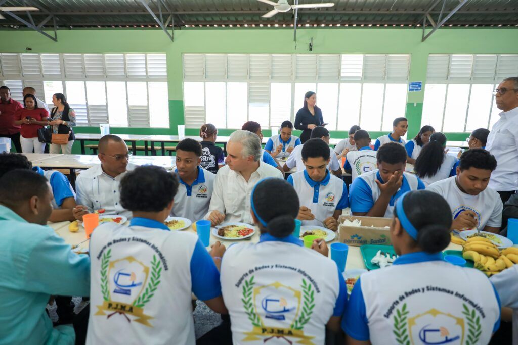 Ministro de Educación comparte almuerzo escolar con estudiantes