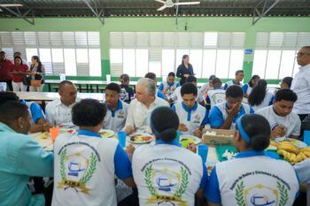 Ministro de Educación comparte almuerzo escolar con estudiantes