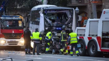 Al menos 53 heridos tras colisión de dos autobuses en calle turística de Barcelona